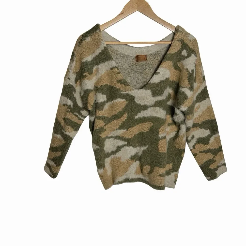 POL Camo Sweater THICK V-Neck Women's Size Small Long Sleeve Green Camouflage